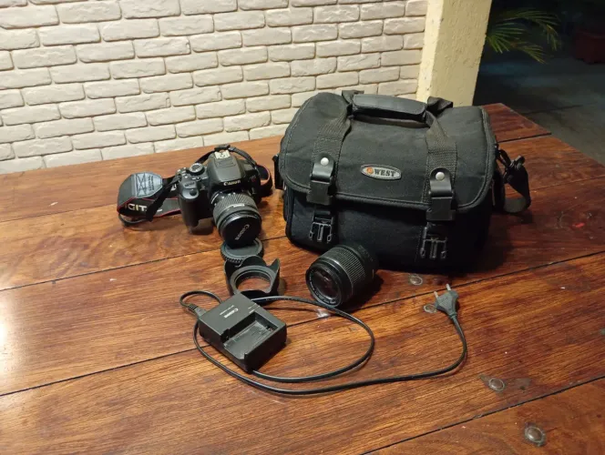 Câmera fotográfica Canon T4i com flash Speedlite grátis.