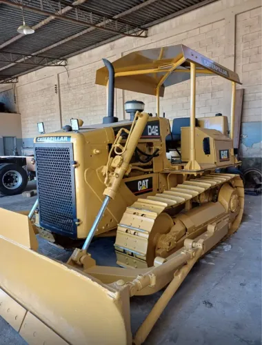 Trator de Esteira Caterpillar D4E ano 1983 com embreagem, em Campinas