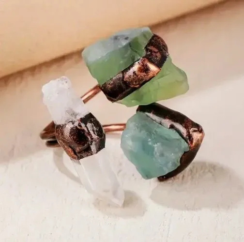Anel com cristal e fluorita verde. 
