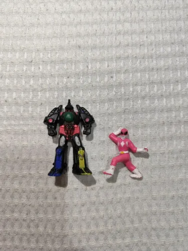 Miniatura Megazord e Power Rangers Rosa