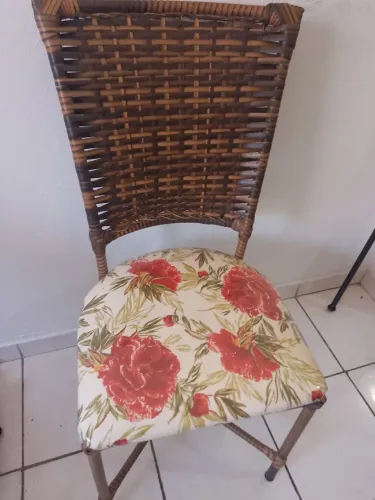 Vendo base de mesa + 3 cadeiras 