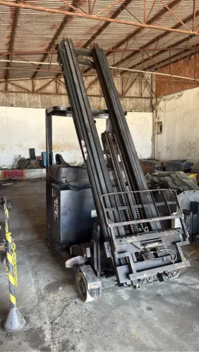 Empilhadeira retrátil linder 1117