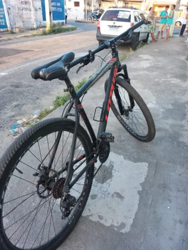 Bicicleta Mountain Bike aro 29 quadro 21 LINDA!