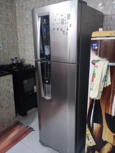 Geladeira Frost Free Electrolux gelo seco. Obs, água gelada na porta toda de inox 