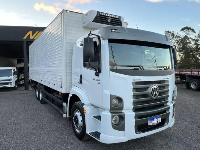 Vw 24280 Prime Leito Teto Baixo  6x2 2021 e baú frigorífico 8,30 m