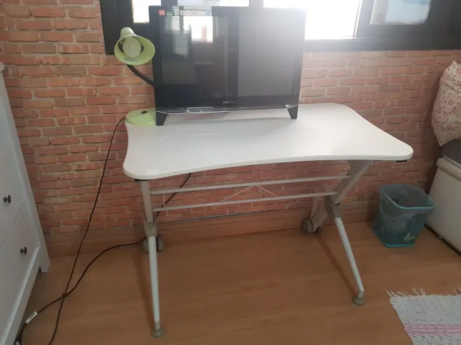 Mesa branca de escritório da TOK STOK