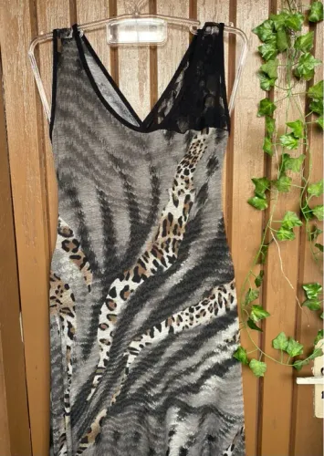 Vestido estampado animal print com renda aberto nas costas 