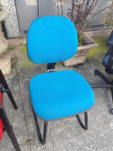 Cadeira de escritório azul fixa- semi novo