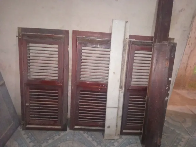 Janela veneziana com grade com pedra de mármore 