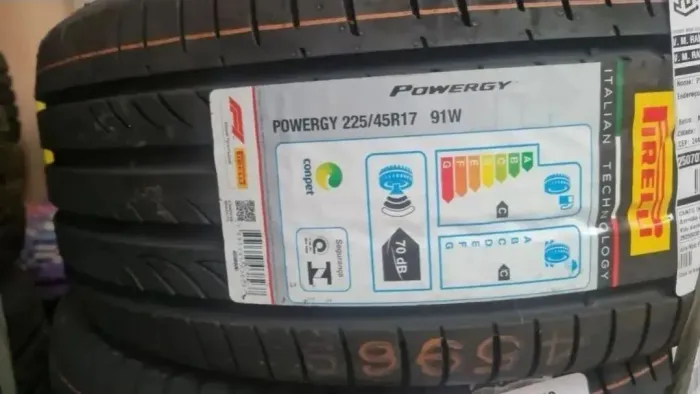 Vendo Kit com 2 Pneus Aro 17 Pirelli Powergy 225/45R17 91W Corola Uber Uber