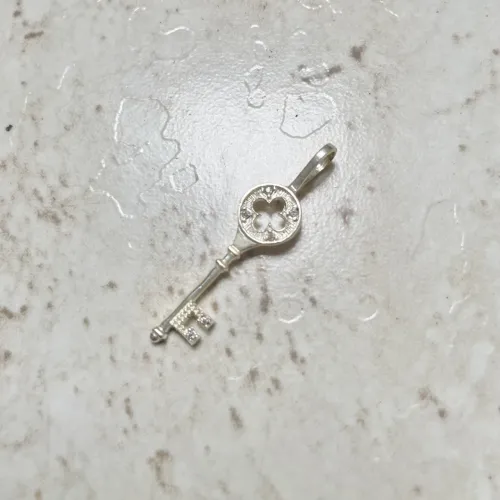 Pingente de Prata Chave com 6 brilhantes 4cm