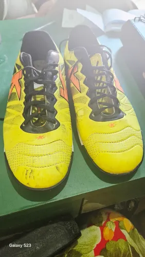 Chuteiras de Futsal Amarelas com Design Moderno