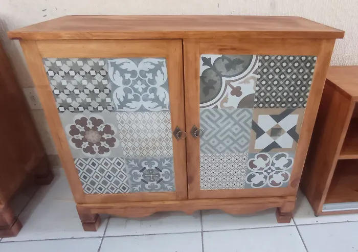 Armário de madeira com portas de cerâmica