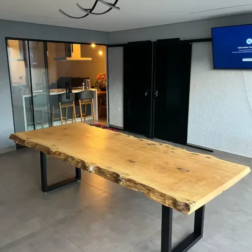 MESA DE MADEIRA DE PEQUIÁ 2MT COM BORDA ORGÂNICA