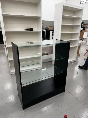 BALCÃO VITRINE COM VIDRO SUPERIOR E PRATELEIRA DE VIDRO 