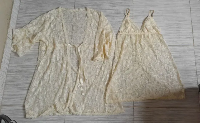 Vestido Lingerie+ Sobretudo + brinde grátis novo