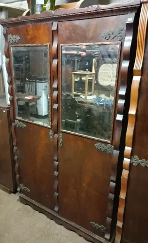 Guarda-roupa rústico antigo