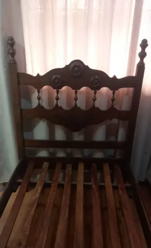 Linda cama maciça sucupira década de 70