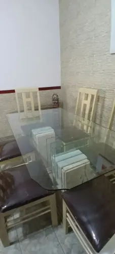 Mesa de mármore com tampo de vidro, cadeiras e aparador