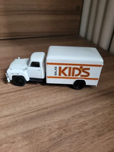 Caminhão Chevrolet C6500 - Balas KID'S (Série Caminhões Brasileiros - 1/43)