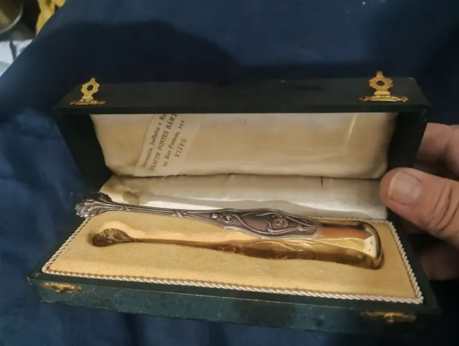 Pegador de gelo . Prata de lei contrastada e banho de ouro. Antiguidade.