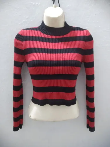 Cropped tricô vermelho com preto