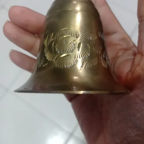 Sino de bronze com detalhes florais