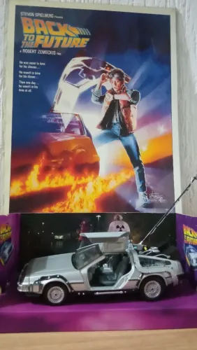 Vendo Miniatura DeLorean + pôster 