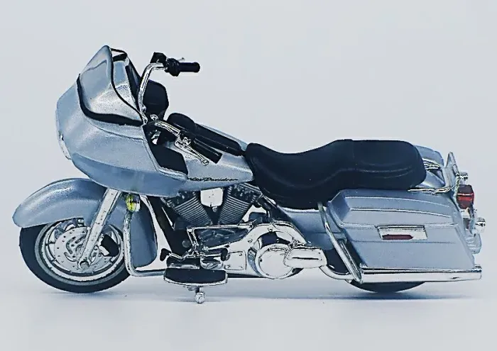 Miniatura da moto Harley Davidson Road Glide.