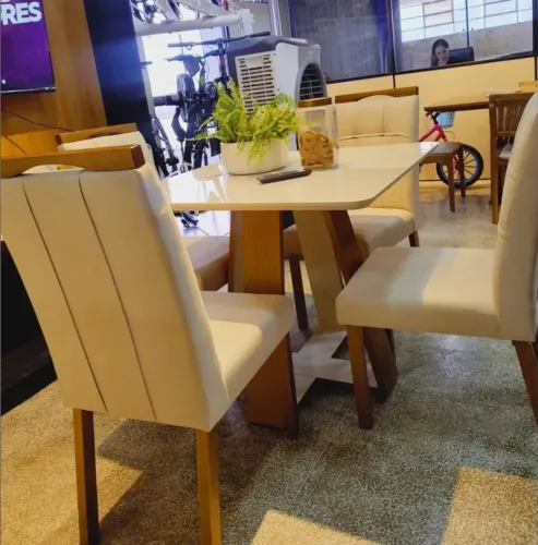 Mesa de jantar 90x90 com cadeira Laila em madeira 