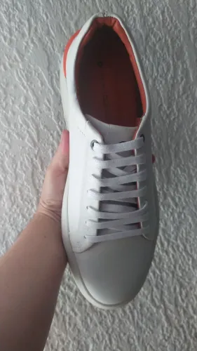 Tênis Branco com Detalhes Coloridos - Novo