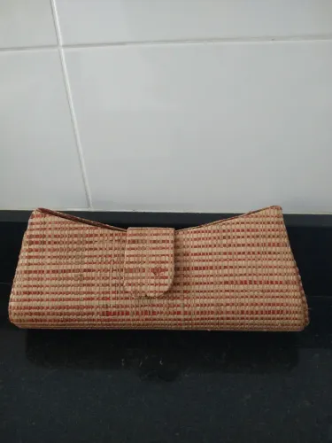 Bolsa de mão (clutch) em palha com detalhes em vermelho - ótimo estado