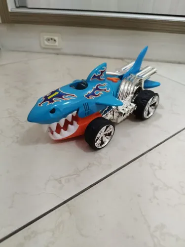 Carrinho tubarão Hotwheels
