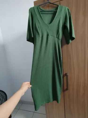 Vestido justo, decote em "V"
