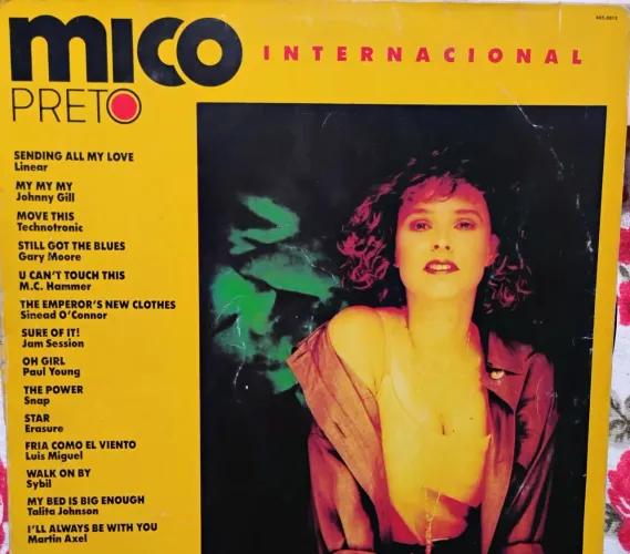 Discos de vinil usados em boas condições.