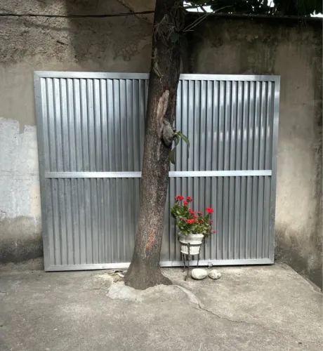 Vendo portão de alumínio para garagem (medida 1,95x2,41 )