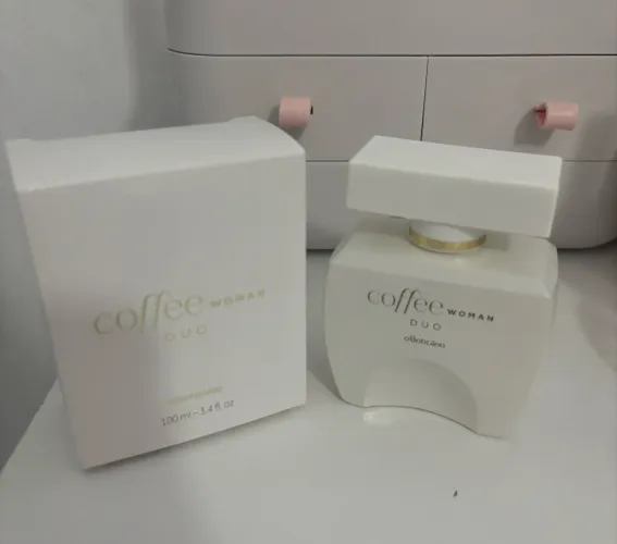 Frascos vazios de perfumes com caixa