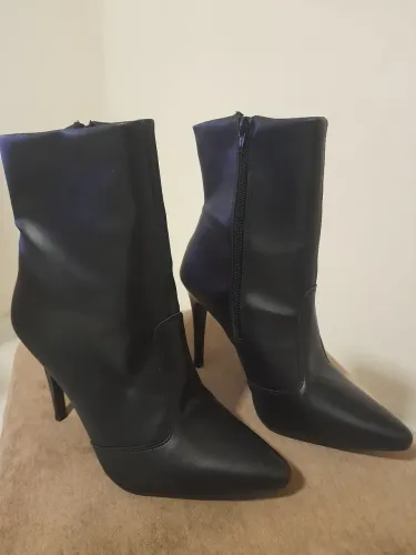 Vendo bota feminina em couro bico fino, zíper na lateral .