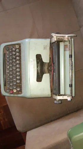 Máquina De Escrever Studio 44 - Semi Portátil