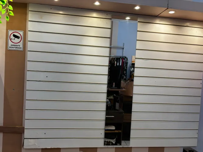 Painel Canaletado com espelho e Led ganchos e cubo expositor