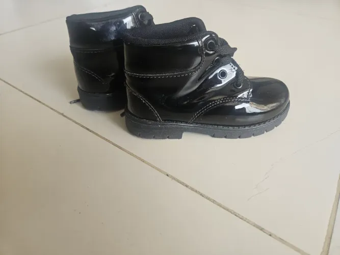 Botinha preta de criança