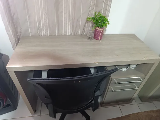 Mesa de computador e cadeira de escritório(computador)