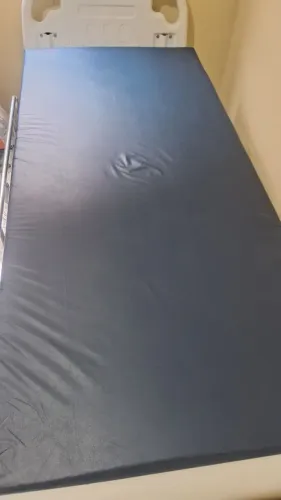 Cama hospitalar reclinavel com roldana e colchão impermeável.