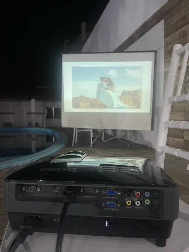 Aluguel de projetor com tela e caixa ativa para eventos