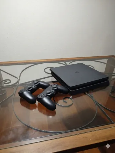 Playstation 4 + 2 controles