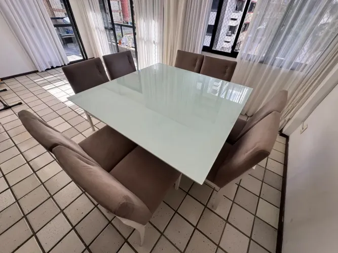 Mesa de Jantar com Tampo de Vidro e 8 Cadeiras Estofadas