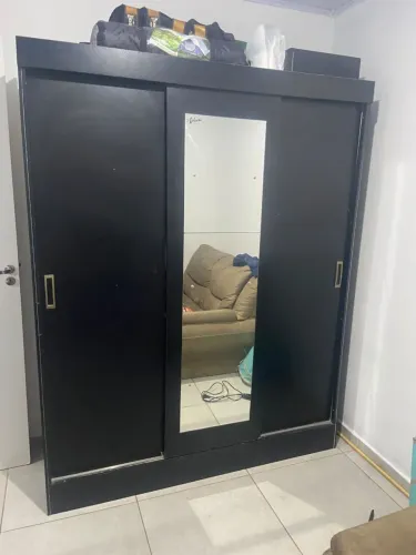 Guarda-roupa de casal, com espelho na porta em ótimo estado.