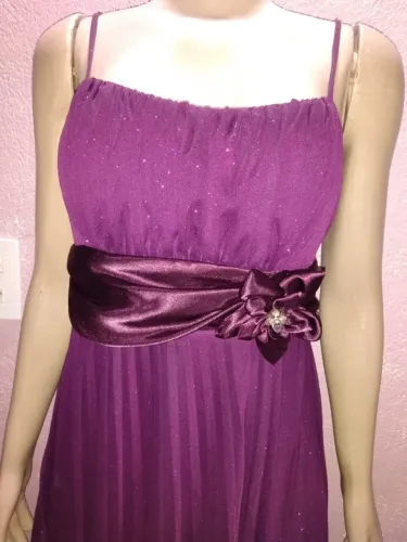 Vestido roxo de festa curto