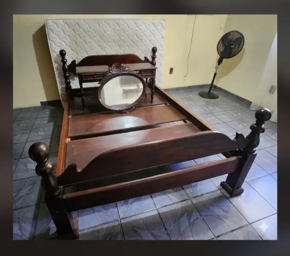 Cama madeira maciça anos 70, acompanha 2 mesas cabeceira, colchão, espelho e ventilador.