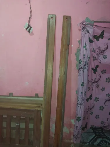Vendo Armação de cama de casal e uma de criança